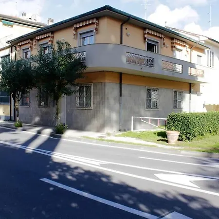 Tra Mare E Pineta * ヴィアレッジョ